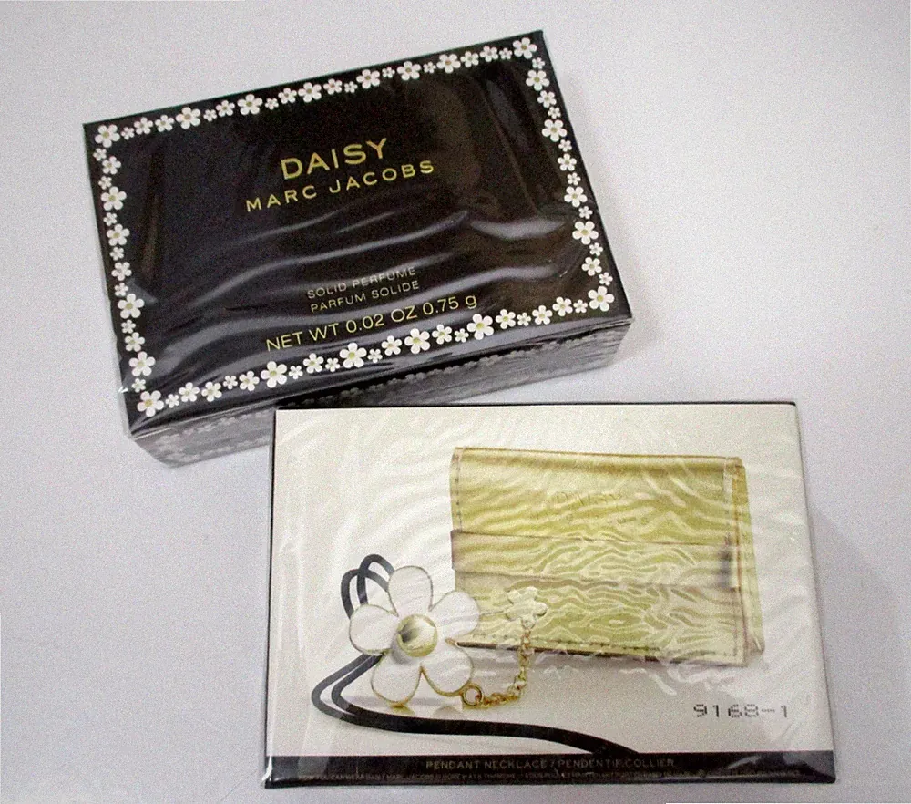 Marc Jacob Origianl White Daisy Solid Perfume Pin-Necklace w Pouch.