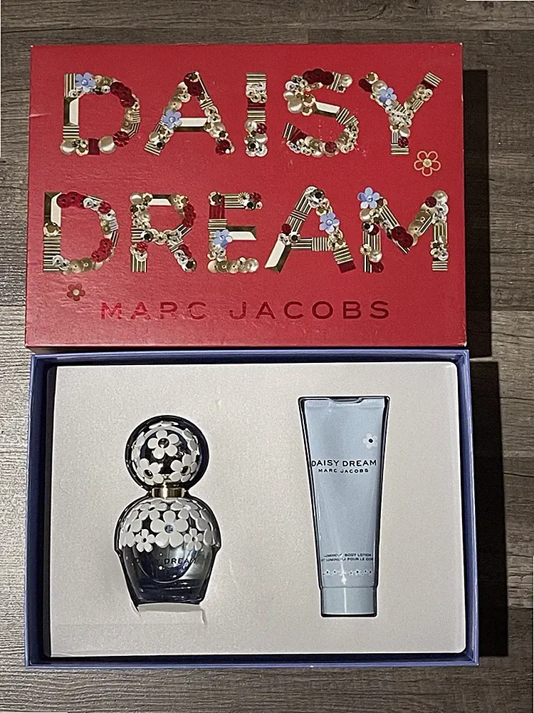 Marc Jacobs Daisy Dream 2PC Gift Set Perfume 1.7 oz Luminous Body Lotion 2.5 oz