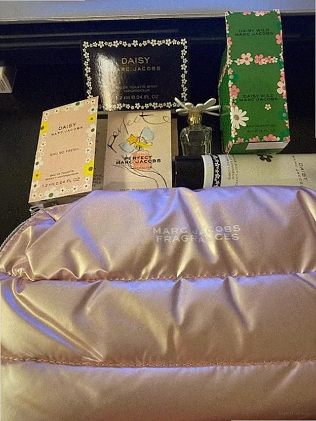 Marc Jacobs Fragrance Gift Set 6 Piece Daisy Wild, Body Lotion, EDT & EDP Pouch