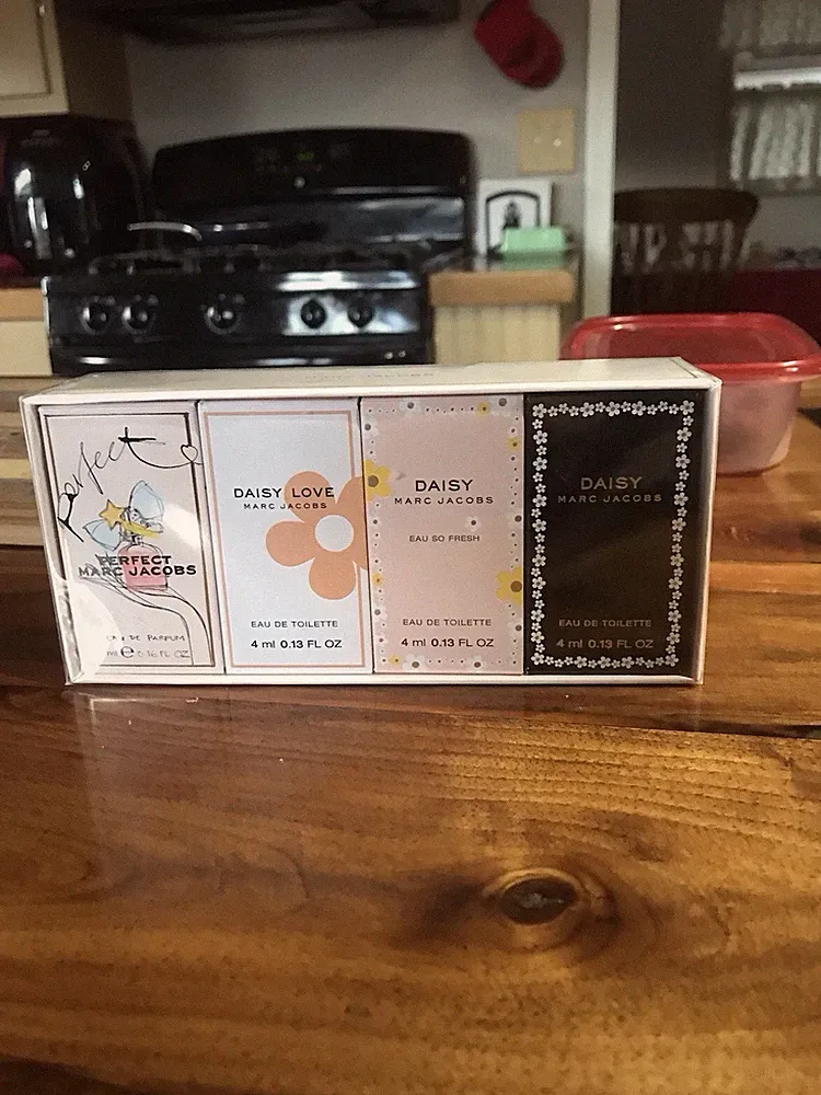 Marc Jacobs Perfume for Women Variety Gift Set Mini Fragrances Read