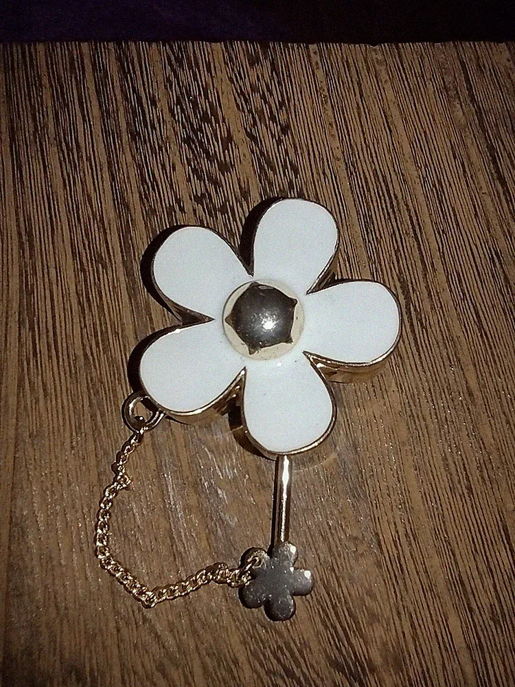 Used Marc Jacobs Daisy Solid Perfume Enamel Flower Brooch Pendant